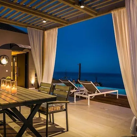 Skala Sleeps 3 Pool Air Con Wifi וילה